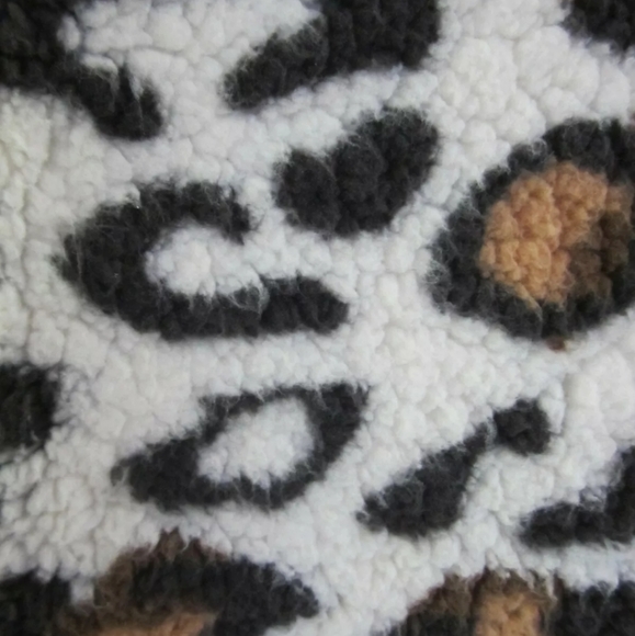 Rachel Zoe Leopard Sherpa Soft Fleece Throw - Picture 3 of 4